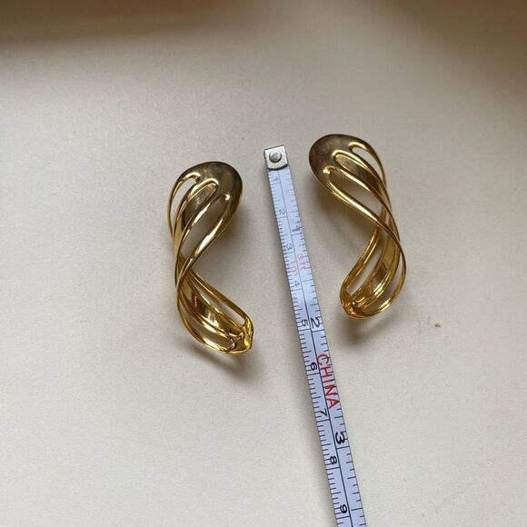 Retro Style Gold Twist Earrings - Picture 5 of 5